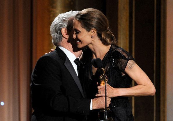 Анджелина Джоли получила гуманитарную награду