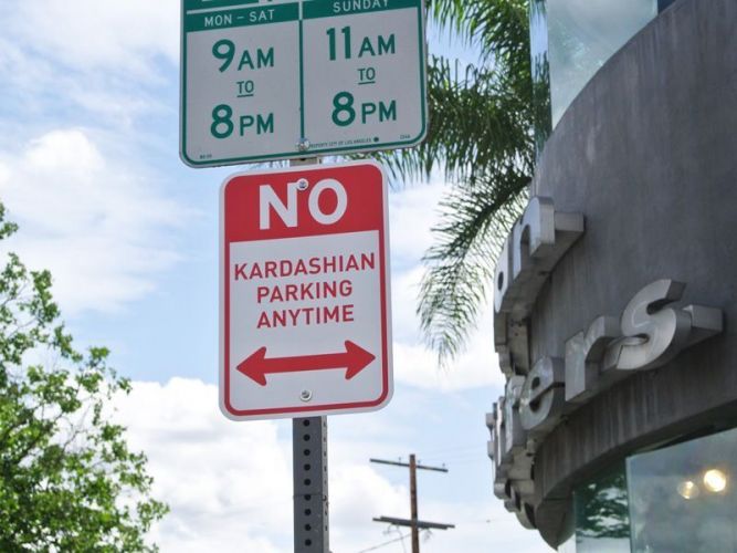 По Голливуду развесили знаки о запрете парковки для… Кардашьян!