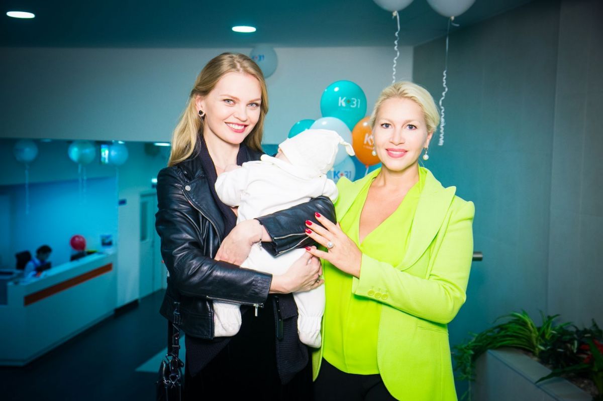 Елена Кулецкая впервые вышла в свет с дочерью на открытии детской клиники «К+31»