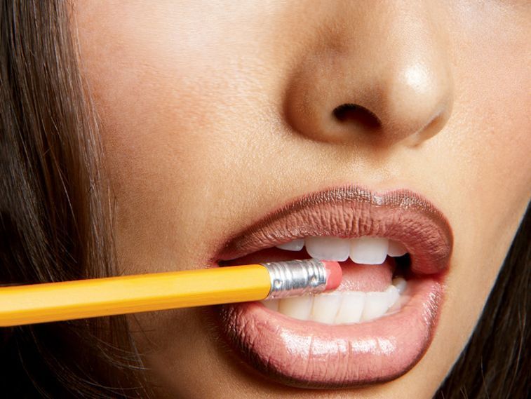 Звездный тренд: видимый карандаш для губ