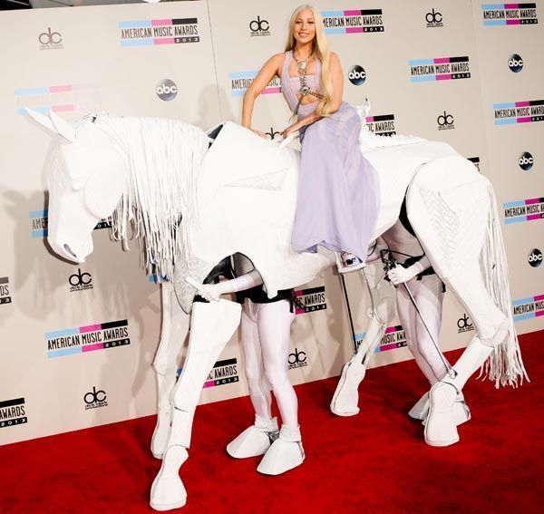 Lady Gaga на коне.