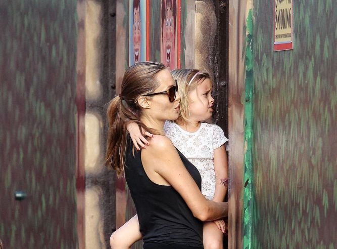 Анджелина Джоли с детьми посетила Луна-парк