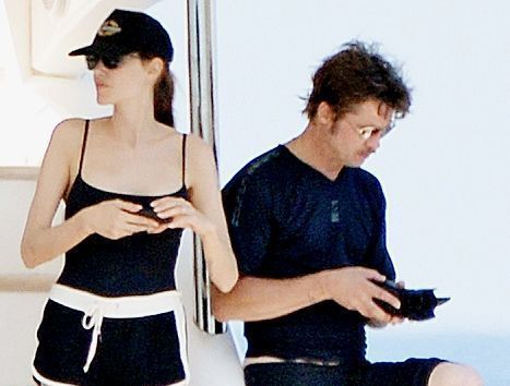 Приятное с полезным: медовый месяц Джоли-Питтов 