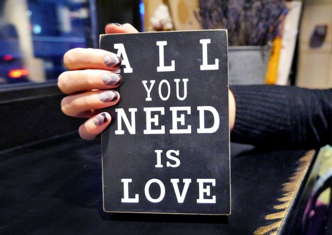 Маникюрный понедельник: All You need is Love