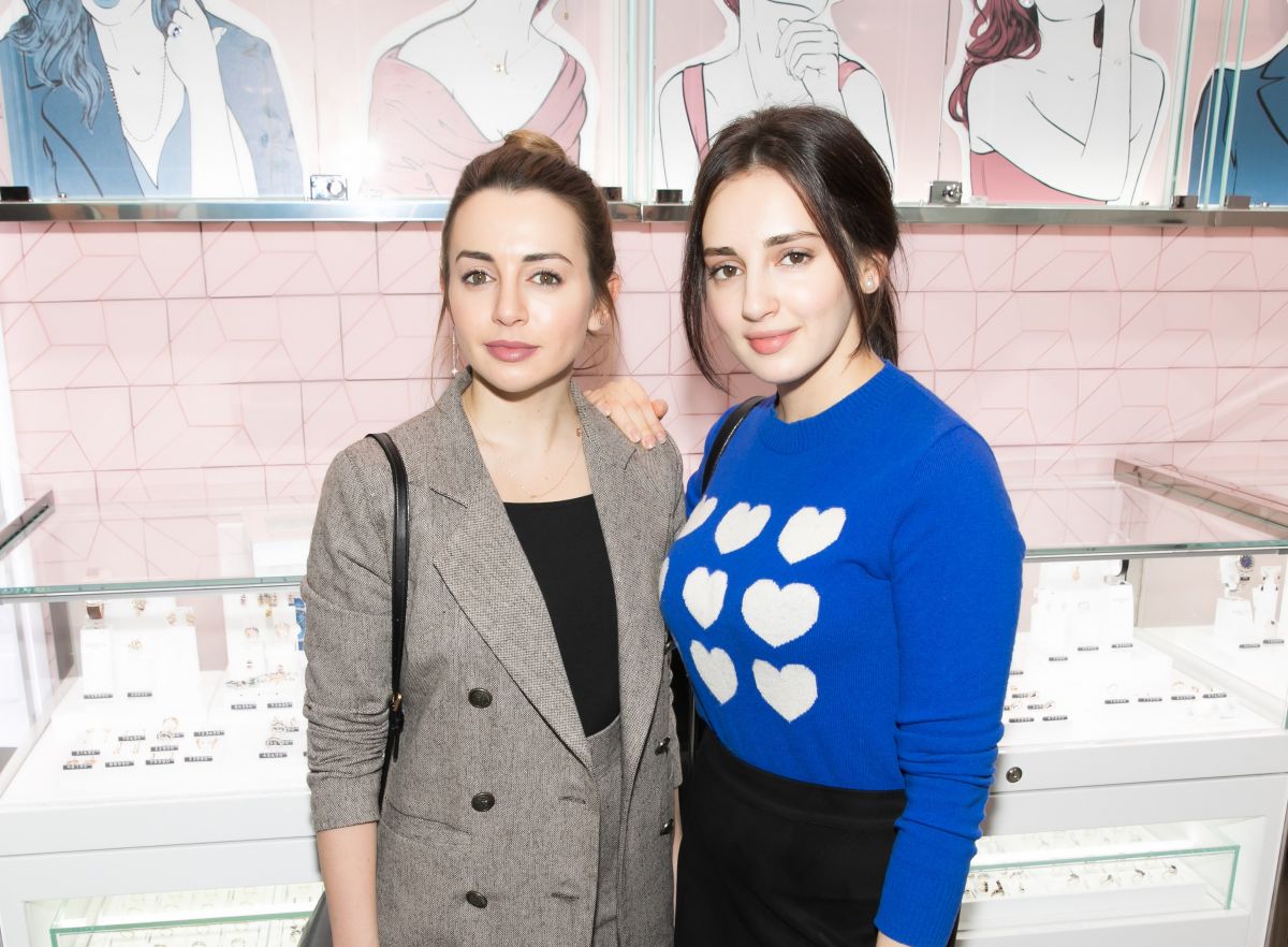 Анжелика Каширина и Глафира Тарханова на открытии первого магазина SOKOLOV 