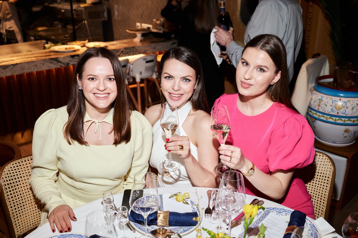 Евгения Линович, Мария Зайцева, Дарья Блохина и Кристина Левиева на итальянском ужине в ресторане Garda