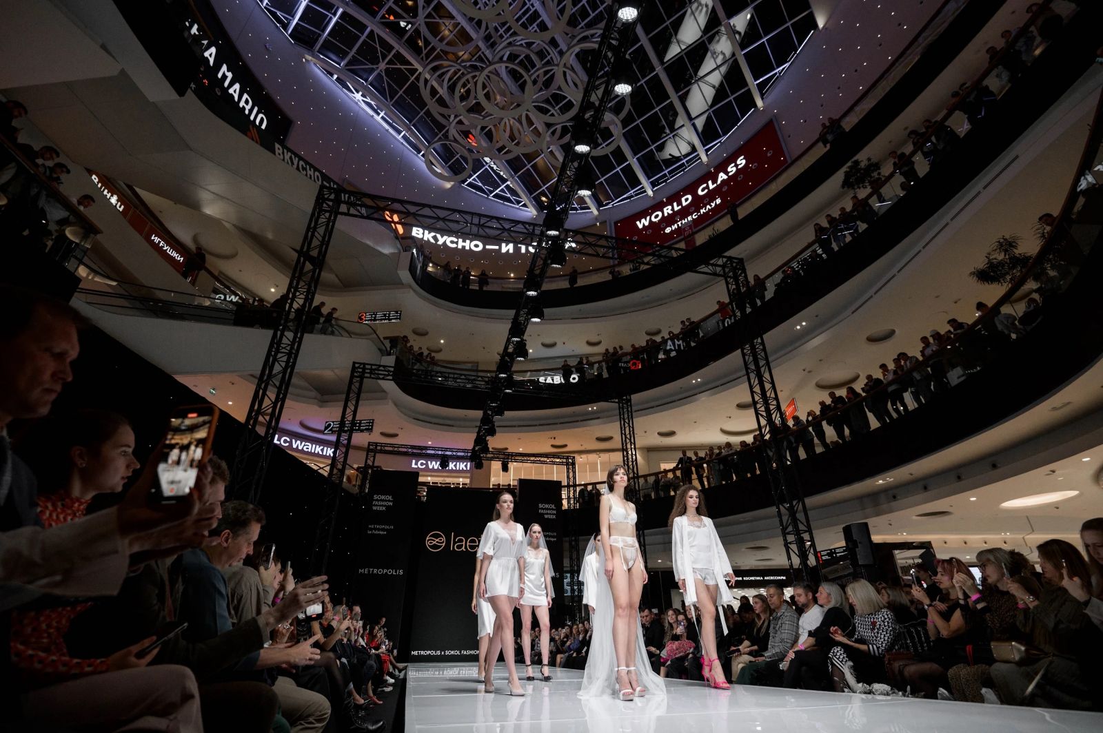 Краски детства и красота в нейросети на Неделе моды «МЕТРОПОЛИС x SOKOL FASHION WEEK FW’2023»