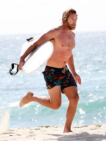 Саймон Бейкер занялся серфингом в Сиднее. 