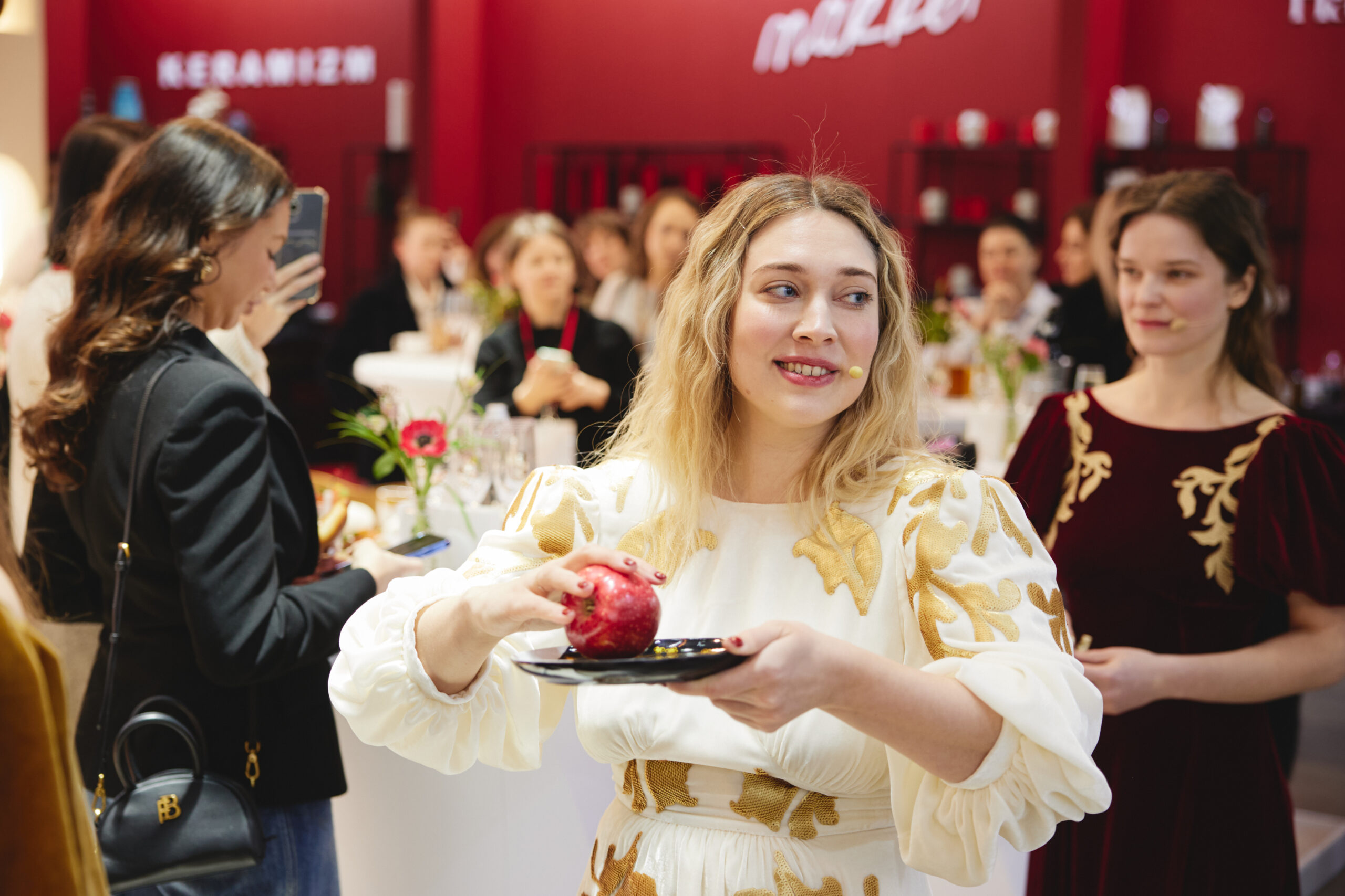 Бренд “Хохлома” дебютировал на международной выставке ARTDOM